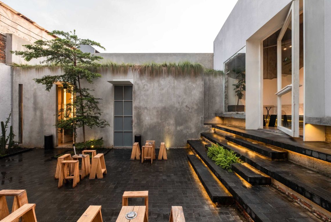 Interior cozy Za Acai Cafe dengan sentuhan alami