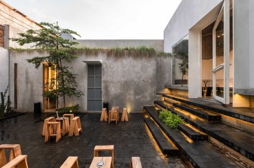 Interior cozy Za Acai Cafe dengan sentuhan alami