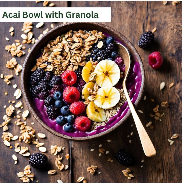 Acai bowl segar dengan topping granola, pisang, dan buah beri