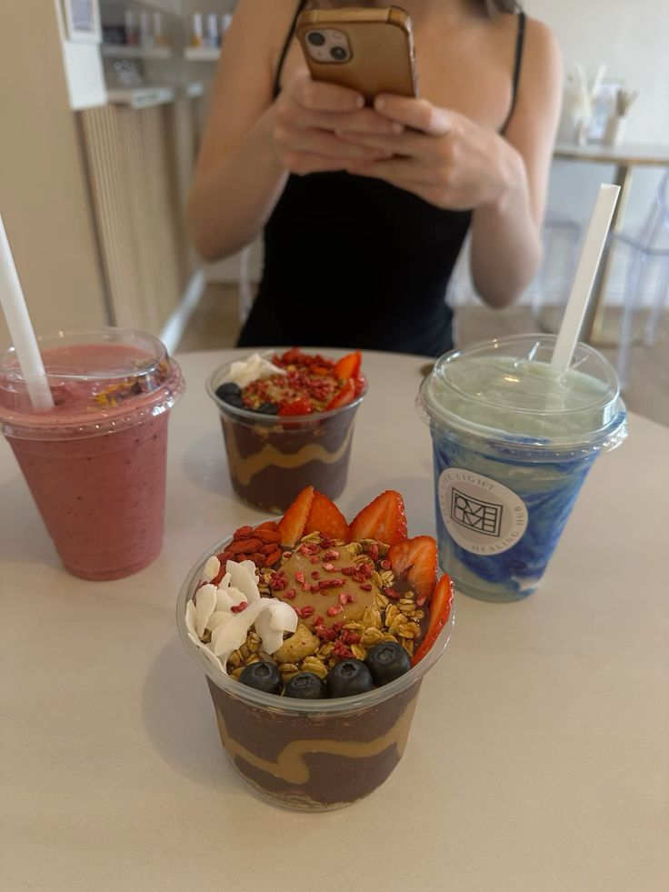 Influencer food blogger mencicipi smoothie bowl di Za Acai Cafe