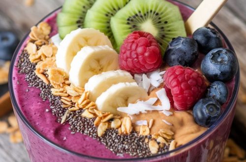 Acai Bowl warna-warni dengan topping buah segar dan granola, tren TikTok 2025