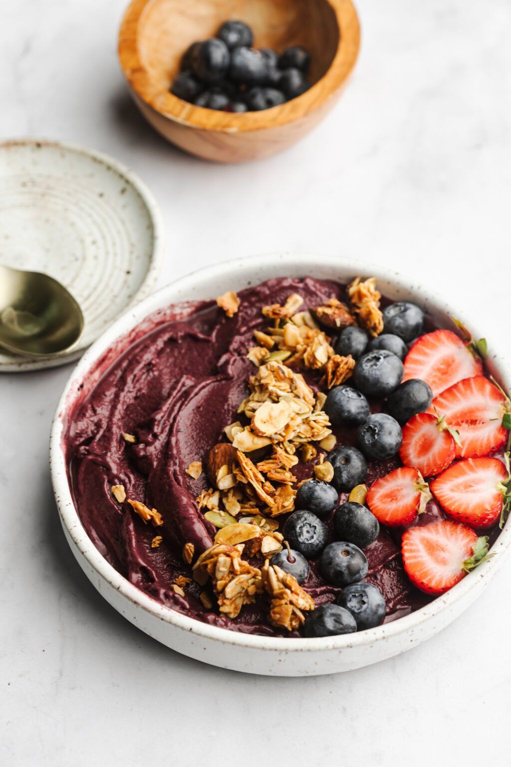 Acai bowl buatan sendiri dengan topping sehat