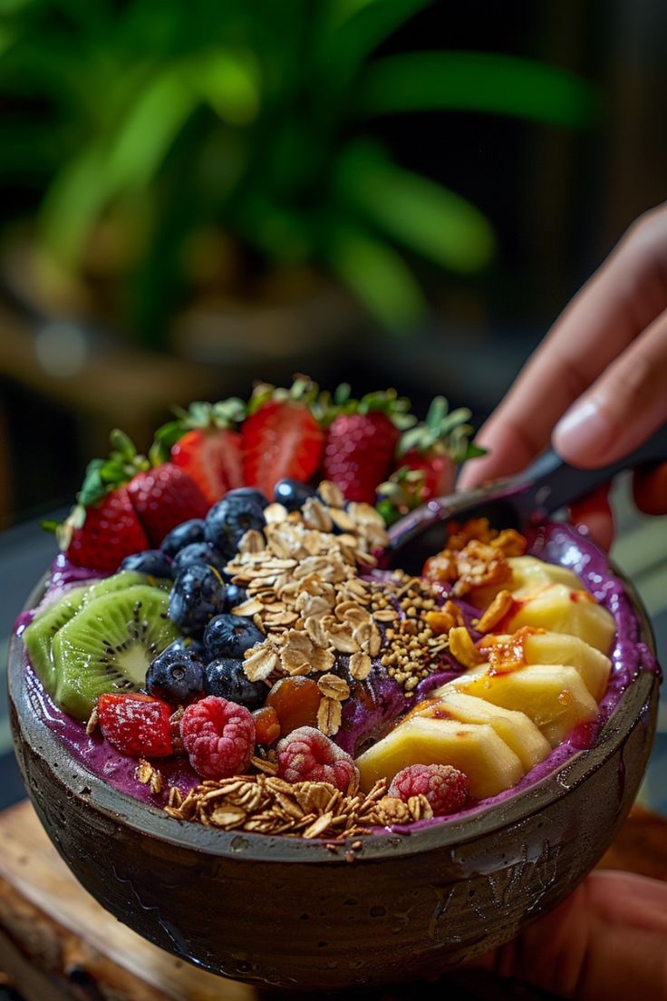 Foto behind the scene Za Acai memperlihatkan proses pembuatan acai bowl segar.