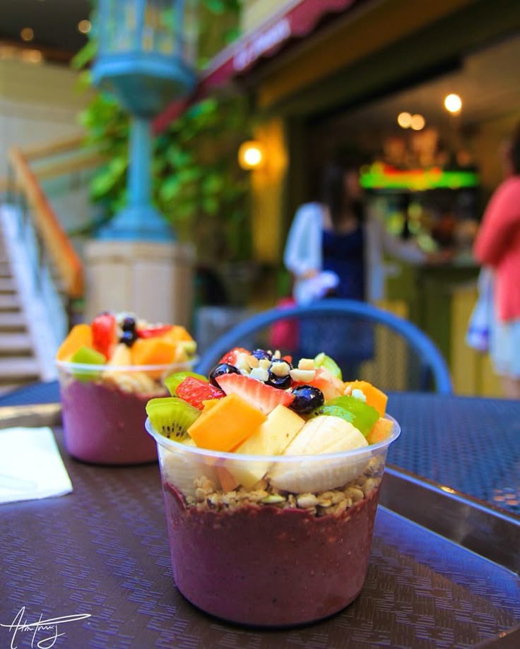 Acai bowl segar dalam wadah kedap udara siap dibawa pergi