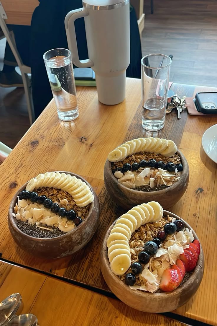 Interior Za Acai Cafe yang estetik dengan menu acai bowl di atas meja