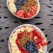 Acai bowl estetik dengan topping buah segar difoto dari atas menggunakan pencahayaan alami