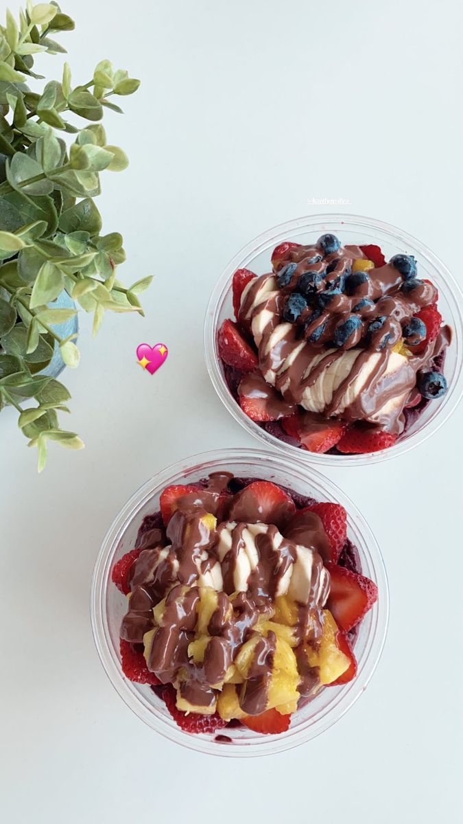 acai bowl sehat dengan buah segar dan granola untuk diet