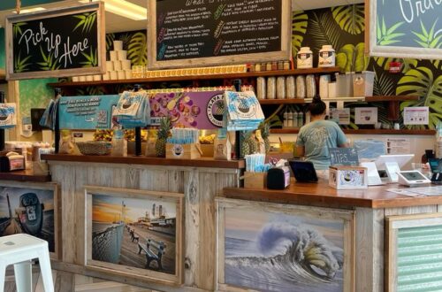 Interior cozy Za Acai Cafe dengan barista siap melayani