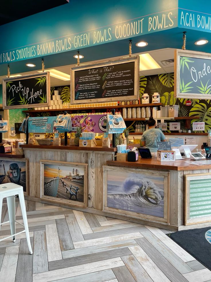 Interior cozy Za Acai Cafe dengan barista siap melayani