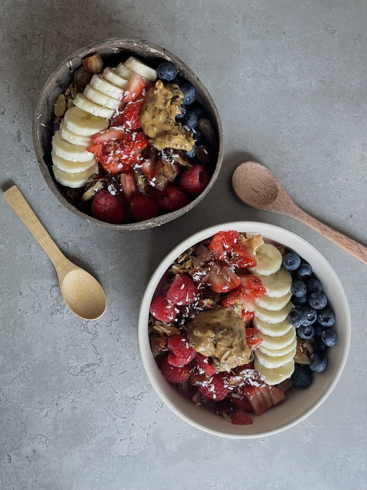 Acai bowl mood booster dengan topping buah segar dan granola di mangkuk cantik