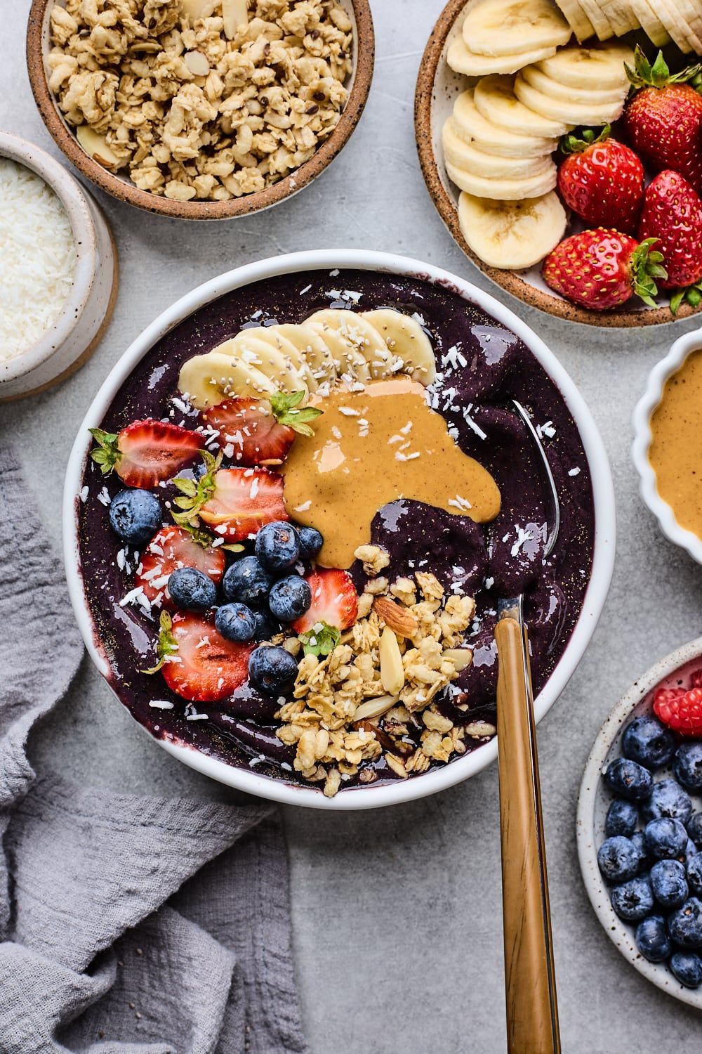 Acai bowl vegan Za Acai dengan topping buah segar dan granola.