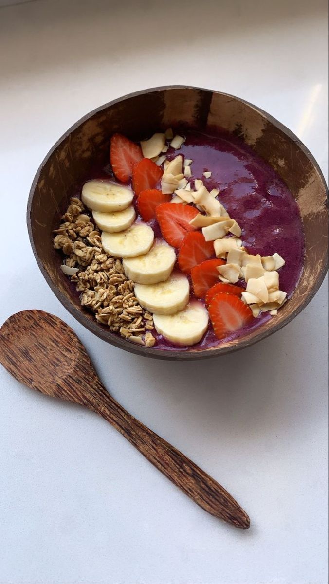 Acai bowl dengan variasi topping sehat dan unik.