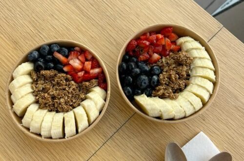 Sarapan acai bowl sehat dengan buah segar dan granola