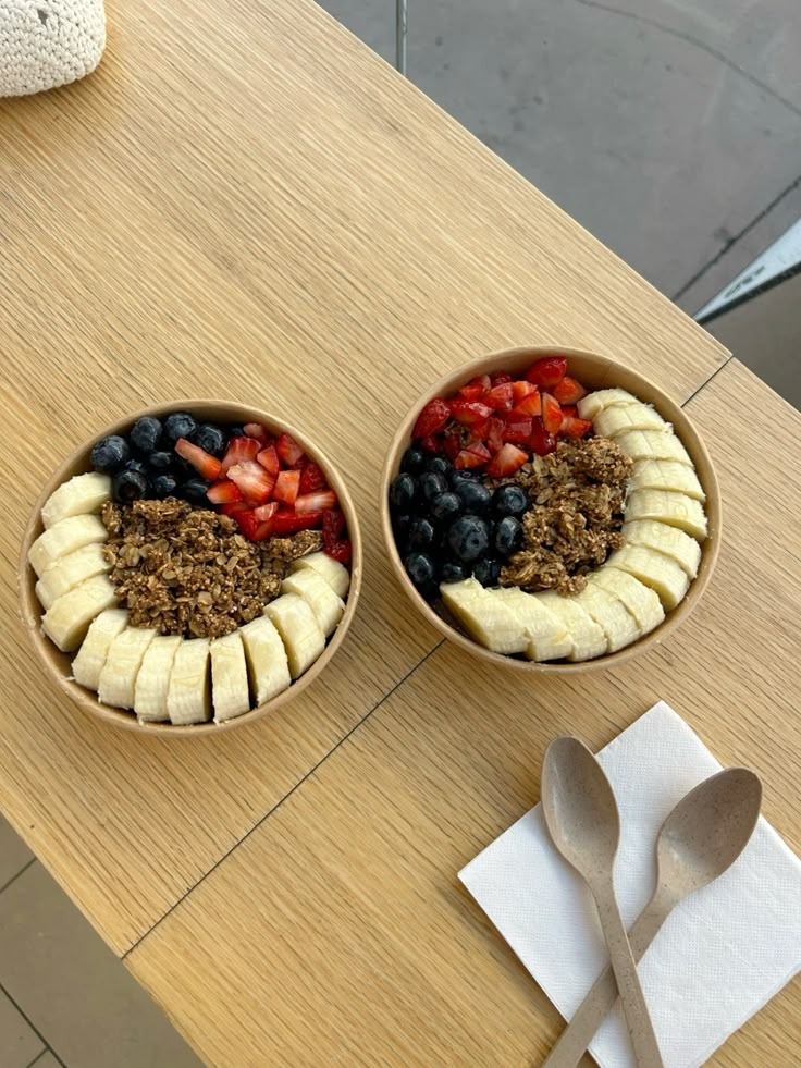 Sarapan acai bowl sehat dengan buah segar dan granola