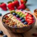Acai bowl dengan berbagai topping segar dan granola