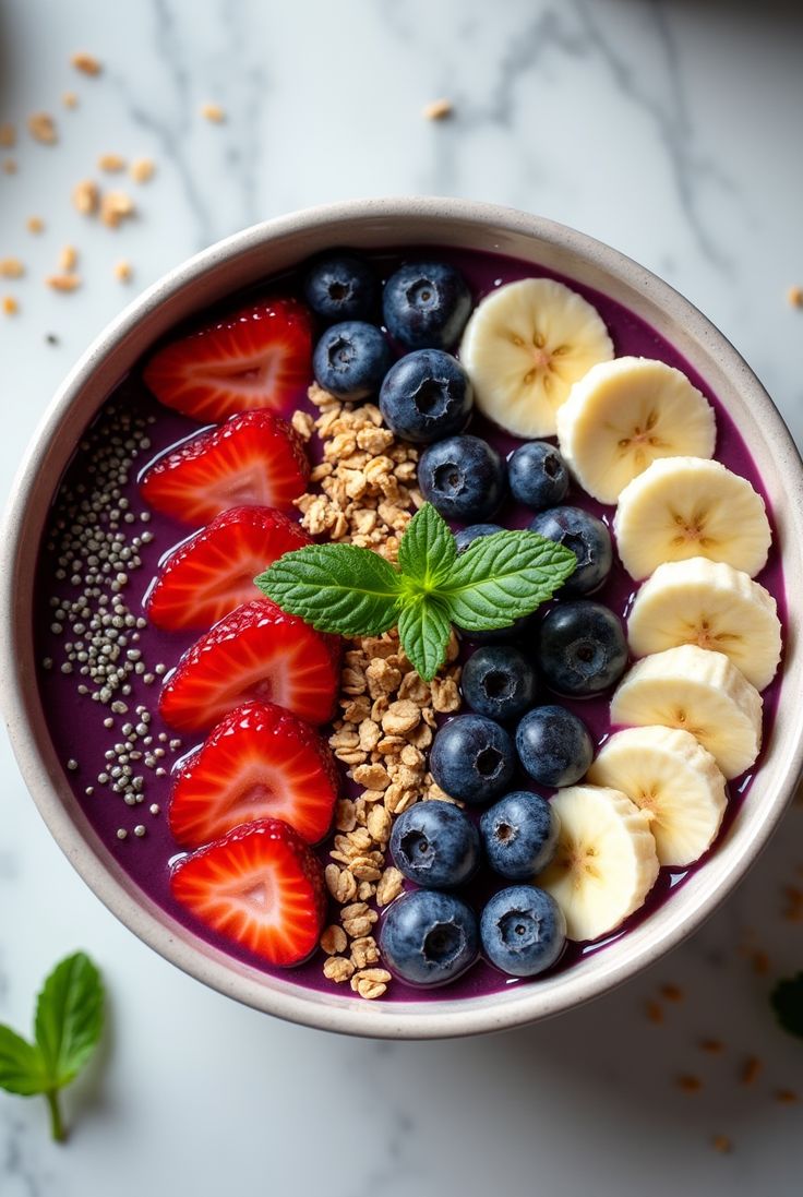 Acai bowl cepat dengan topping buah segar dan granola