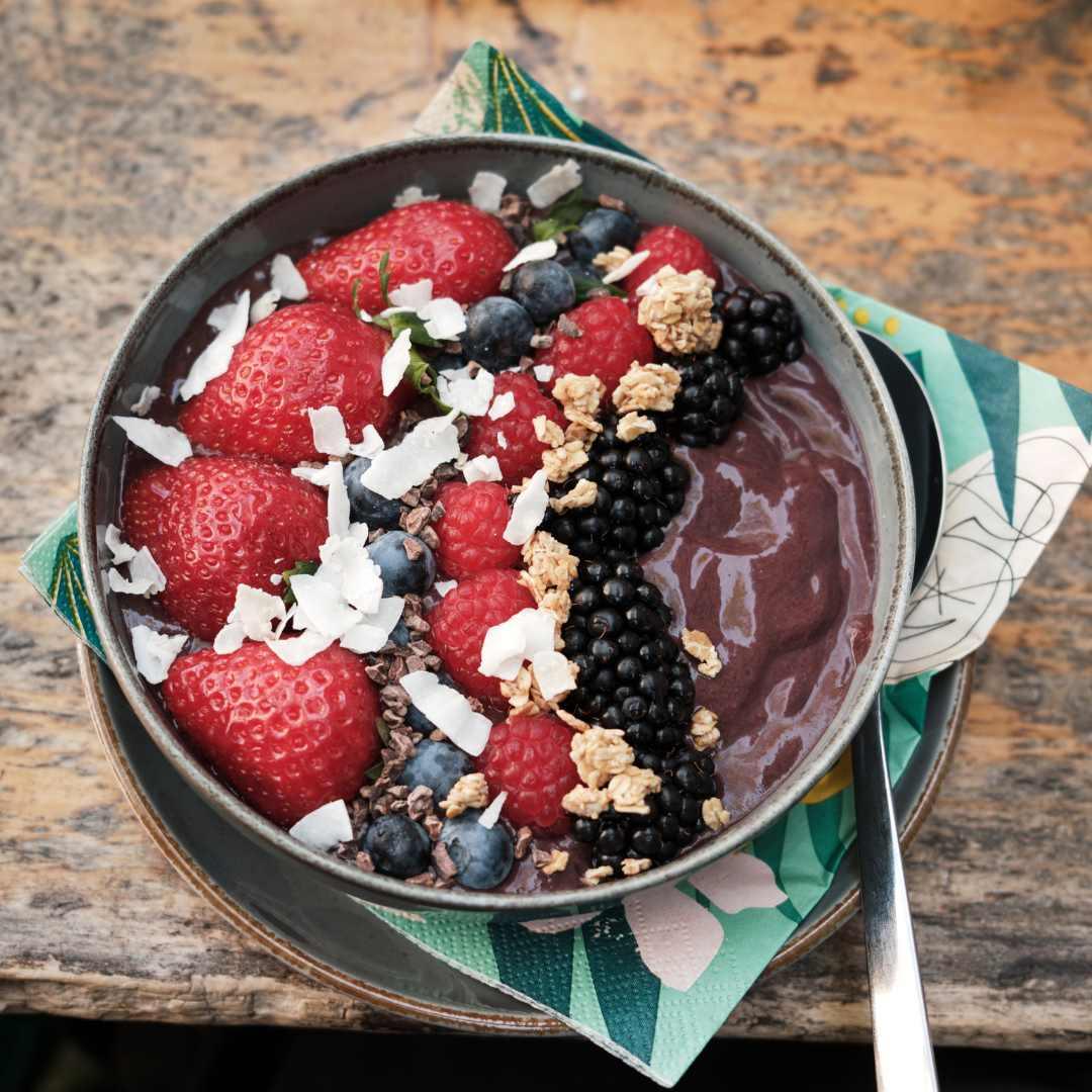 Acai bowl segar dengan topping granola dan buah