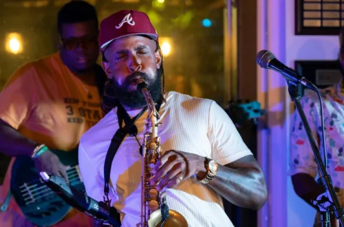 Suasana Za Acai saat live music, event cafe populer di kota