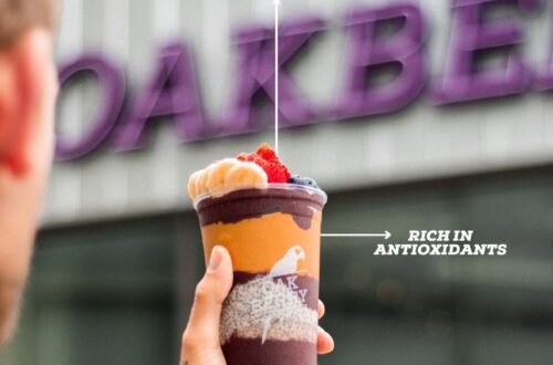 Gelas kopi acai cantik dengan topping buah segar dan whipped cream