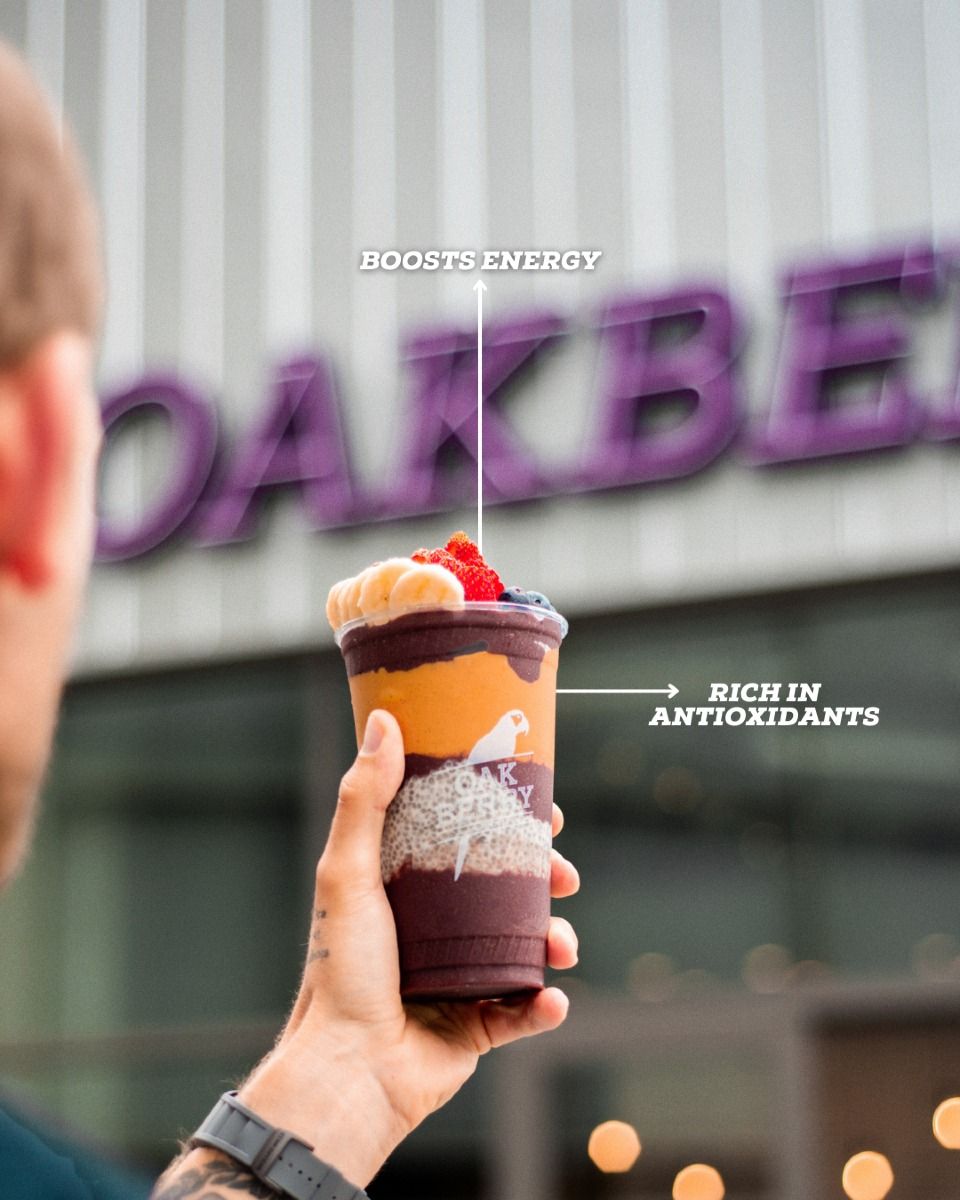 Gelas kopi acai cantik dengan topping buah segar dan whipped cream